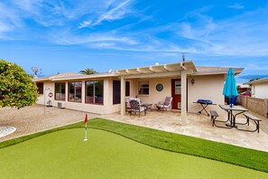 Outdoor dining - Sunny home with covered patio, grill, pool, tennis, hot tub, full kitchen, & AC (Mesa)