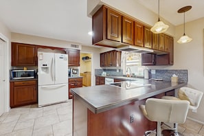Fridge, microwave, oven, stovetop - Sunny home with covered patio, grill, pool, tennis, hot tub, full kitchen, & AC (Mesa)