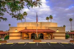 Exterior - Sunny home with covered patio, grill, pool, tennis, hot tub, full kitchen, & AC (Mesa)