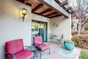 Terrace/patio - Stylish ground floor condo - patio, pool, fireplace, full kitchen & washer/dryer (Sedona)