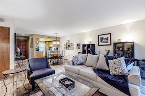 Smart TV, fireplace, books - Stylish ground floor condo - patio, pool, fireplace, full kitchen & washer/dryer (Sedona)