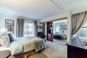 2 bedrooms, iron/ironing board, travel cot, free WiFi - Stylish ground floor condo - patio, pool, fireplace, full kitchen & washer/dryer (Sedona)