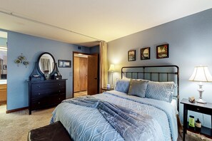 2 bedrooms, iron/ironing board, travel cot, free WiFi - Stylish ground floor condo - patio, pool, fireplace, full kitchen & washer/dryer (Sedona)