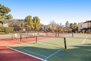 Sports court - Stylish ground floor condo - patio, pool, fireplace, full kitchen & washer/dryer (Sedona)