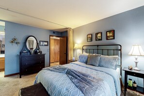 2 bedrooms, iron/ironing board, travel cot, free WiFi - Stylish ground floor condo - patio, pool, fireplace, full kitchen & washer/dryer (Sedona)