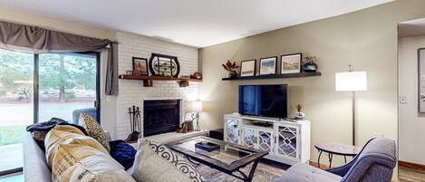 Televisión, chimenea y libros