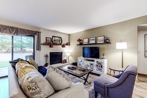 Smart TV, fireplace, books - Stylish ground floor condo - patio, pool, fireplace, full kitchen & washer/dryer (Sedona)