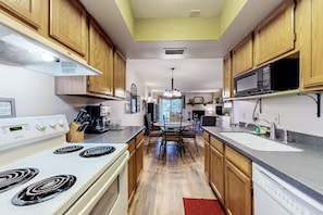 Fridge, microwave, oven, stovetop - Stylish ground floor condo - patio, pool, fireplace, full kitchen & washer/dryer (Sedona)
