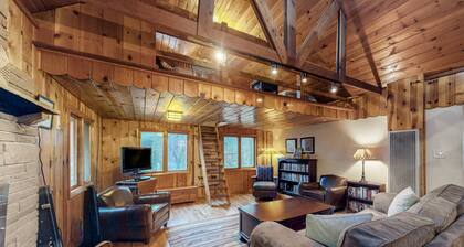 Cozy Cabin in amazing location near the creek w/ two lofts, wifi, & W/D