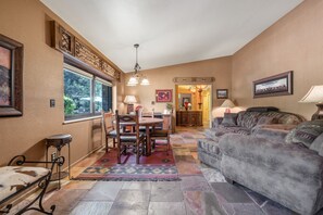 Smart TV, fireplace, DVD player, books - Red Rock-view oasis with beautiful veranda, central AC, W/D (Sedona)