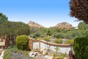 Property grounds - Red Rock-view oasis with beautiful veranda, central AC, W/D (Sedona)