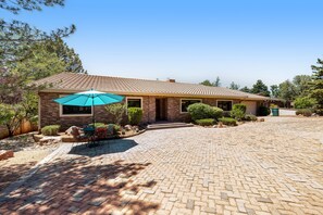 Exterior - Red Rock-view oasis with beautiful veranda, central AC, W/D (Sedona)