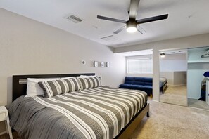 2 bedrooms, free WiFi, bed sheets - Inviting desert oasis with modern decor, pool, and hot tub (Scottsdale)
