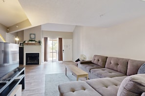 Smart TV - Inviting desert oasis with modern decor, pool, and hot tub (Scottsdale)