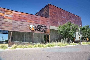 Exterior - Comfortable Condo w/ Fast WiFi & Central A/C plus a Shared Pool & Hot Tub (Scottsdale)