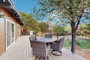 Outdoor dining - Red Rock views & relaxation await at this charming Sedona escape (Sedona)