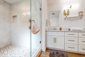 Shower, hair dryer, towels - Designer getaway with private pool, firepit, walled yard & RV parking (Scottsdale)