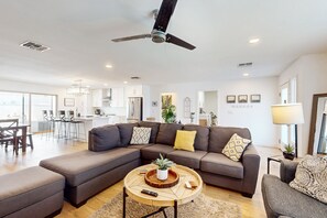 Smart TV - Designer getaway with private pool, firepit, walled yard & RV parking (Scottsdale)