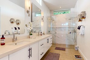 Shower, hair dryer, towels - Luxurious dog-friendly home with a pool, spa, mntn views, chef's kitchen (La Quinta)