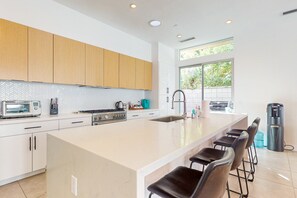 Fridge, microwave, oven, stovetop - Luxurious dog-friendly home with a pool, spa, mntn views, chef's kitchen (La Quinta)