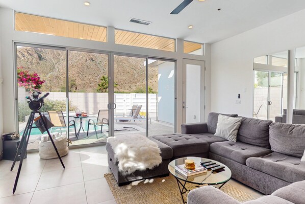 Smart TV, fireplace - Luxurious dog-friendly home with a pool, spa, mntn views, chef's kitchen (La Quinta)