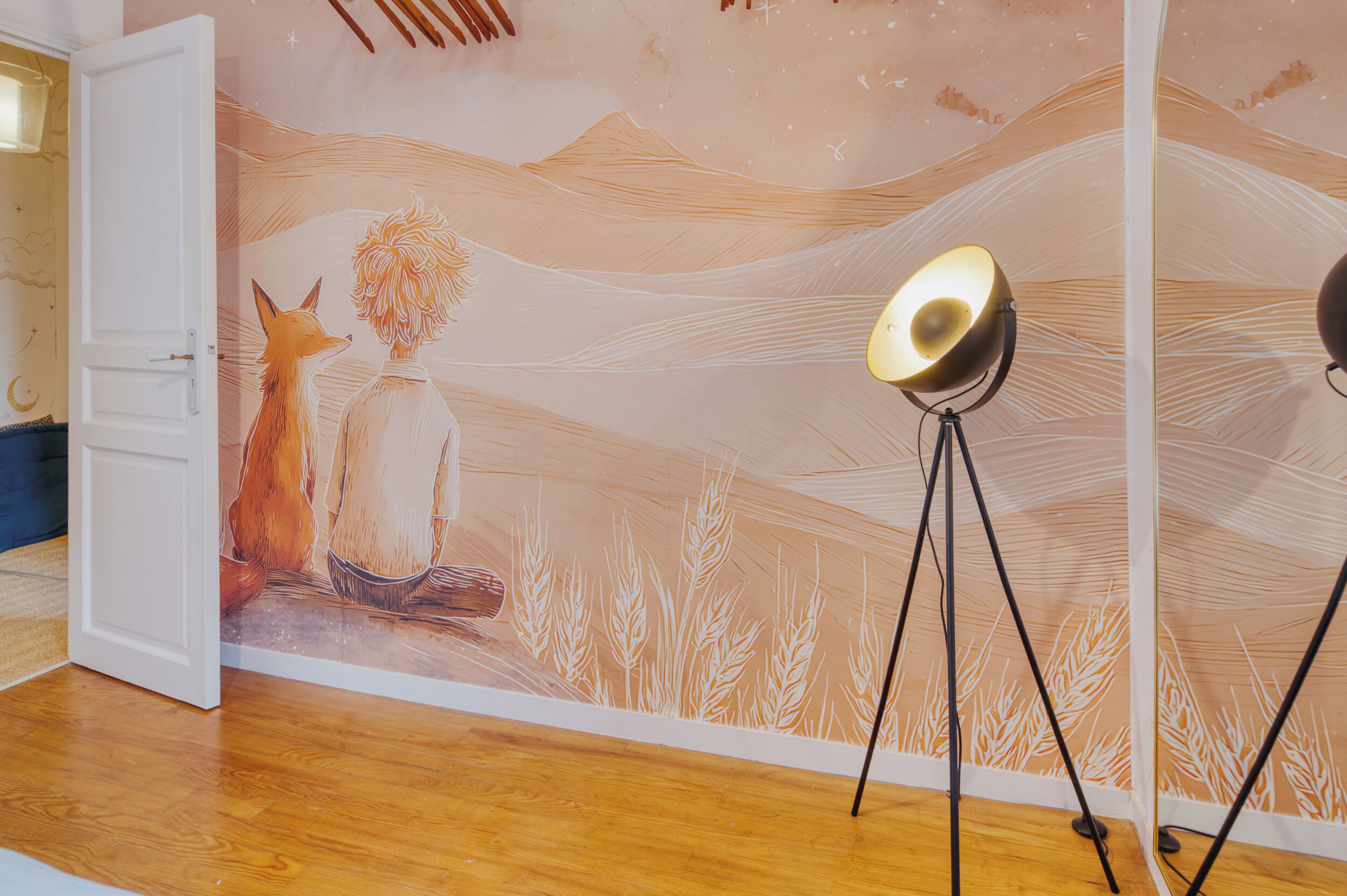 Une pièce décorée d’une fresque représentant un renard et ornée d’un vase, avec un plancher en bois et deux lampadaires.