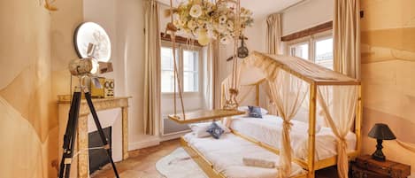 房內夾萬、書桌、熨斗/熨衫板、可攜式嬰兒床