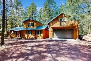 Exterior - 5BR mountain cabin with hot tub, deck, WiFi & firepit in Pinetop. (Pinetop)