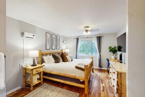 4 bedrooms, free WiFi, bed sheets - Tranquil forest cabin with private hot tub, firepit, play area, enclosed yard (Pinetop)