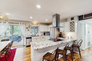 Fridge, microwave, oven, stovetop - Tranquil forest cabin with private hot tub, firepit, play area, enclosed yard (Pinetop)