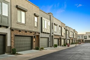 Exterior - Modern townhome with private patio, grill, rooftop deck, on-site pool & gym (Scottsdale)