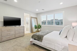 3 habitaciones, escritorio y tabla de planchar con plancha