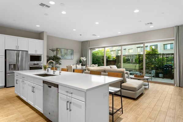 Fridge, microwave, oven, stovetop - Modern townhome with private patio, grill, rooftop deck, on-site pool & gym (Scottsdale)