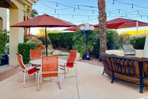 Outdoor dining - Inviting mountain-view condo with balcony - hot tub, heated pool & golf on-site (Scottsdale)