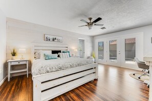 3 bedrooms, iron/ironing board, WiFi (free), bed sheets - Spacious modern home with pool, central AC & grill (Scottsdale)