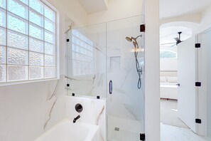 Shower, hair dryer, towels - This charming, single-level home in Chandler is the ideal spot for families (Chandler)