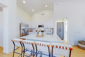 Fridge, microwave, oven, stovetop - This charming, single-level home in Chandler is the ideal spot for families (Chandler)