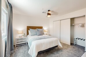 4 bedrooms, iron/ironing board, free WiFi, bed sheets - Spacious retreat boasting multiple levels, offering ample space for everyone (Scottsdale)