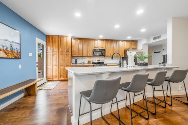 Fridge, microwave, oven, stovetop - Newly renovated house with private pool, washer/dryer, enclosed backyard, grill (Scottsdale)