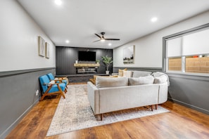 Smart TV, books - Newly renovated house with private pool, washer/dryer, enclosed backyard, grill (Scottsdale)