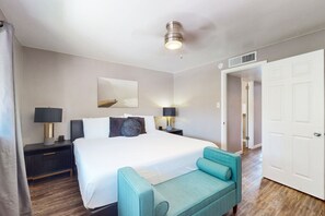 2 bedrooms, iron/ironing board, travel cot, free WiFi - Dog-friendly condo near attractions with fenced yard, central AC, and cute decor (Glendale)