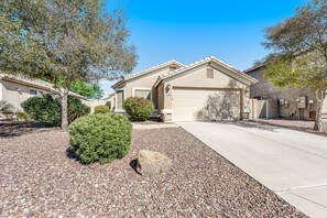 Property grounds - Spacious home with private heated pool with waterfall, putting green & firepit (Goodyear)
