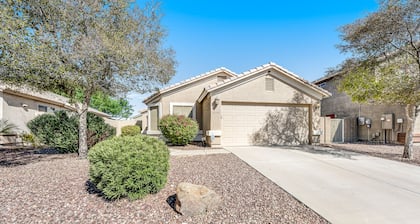 Spacious home with private heated pool with waterfall, putting green & firepit