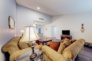 Smart TV - Sunny home with outdoor pool, hot tub, private patio, grill, streaming, W/D, AC (Scottsdale)