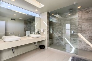 Dusche, Haartrockner, Handtücher