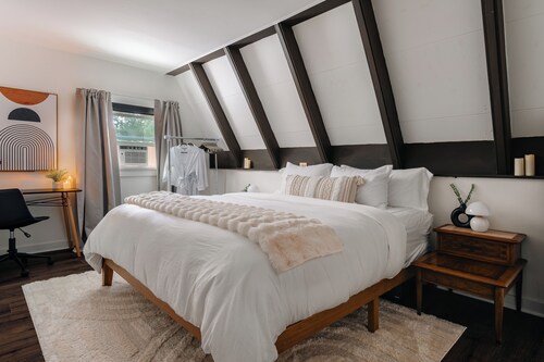 Luxury A-frame! Walk to Greenway! Fully Fenced Backyard! Pet Friendly + Hot Tub!