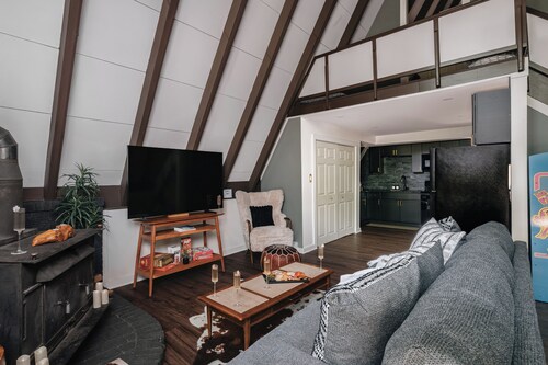 Luxury A-frame! Walk to Greenway! Fully Fenced Backyard! Pet Friendly + Hot Tub!
