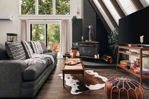 Smart TV, chimenea, libros y biblioteca musical 