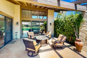 Terrace/patio - Unwind in style at this cute condo in Palm Desert ft.a sunny patio and pool. (Palm Desert)