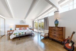 4 bedrooms, iron/ironing board, free WiFi, bed sheets - Vibrant home with private pool with spa, firepit, and private gas grill (Palm Springs)
